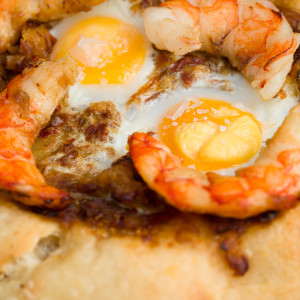 Coca aux crevettes et œufs de caille