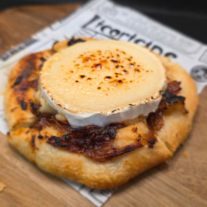 Coca au fromage de chèvre et oignon caramélisé