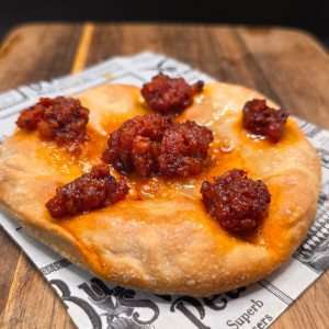 Coca à la sobrasada de Majorque avec délicieuse miel du Montgó