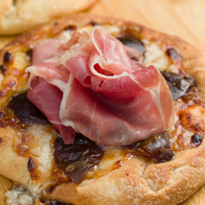 Coca aux figues confites, fromage manchego et jambon serrano