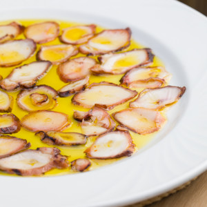 Poulpe sec flambé à l’huile d’olive extra vierge