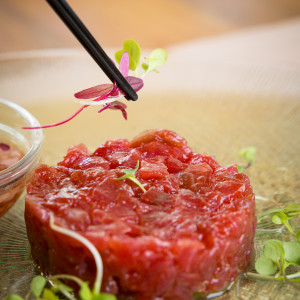Tartare de thon avec vinaigrette à l’oignon rouge