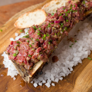 Steak tartare de bœuf avec moelle osseuse