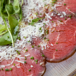 Carpaccio de veau, roquette, parmesan, vinaigrette à la moutarde ancienne, câpres et échalote
