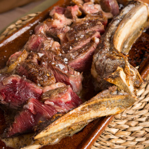 Côte de bœuf grillée sur braises, vieillie 45 jours, env. 1kg avec frites