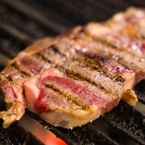 Entrecôte grillée sur braises, vieillie 45 jours (300 gr) avec frites