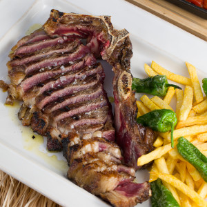 Tomahawk 1 kg environ pour 2 personnes avec frites et poivrons padrón