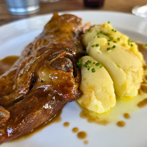 Épaule d’agneau avec purée de pommes de terre